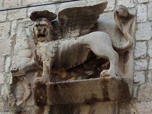 Sculpture de Lion sur les murs  HVAR